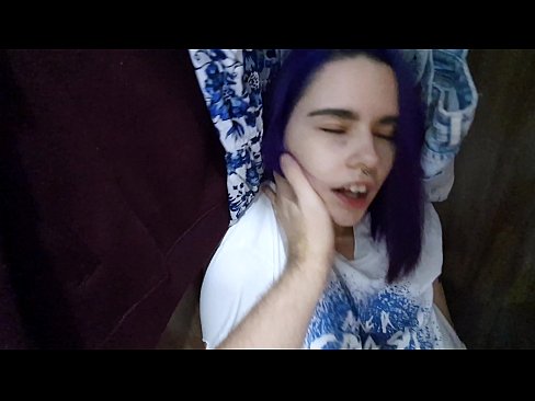 ❤️ Lorg mi mo sis anns a’ chlòsaid agus chuidich i cum Super porn leinn